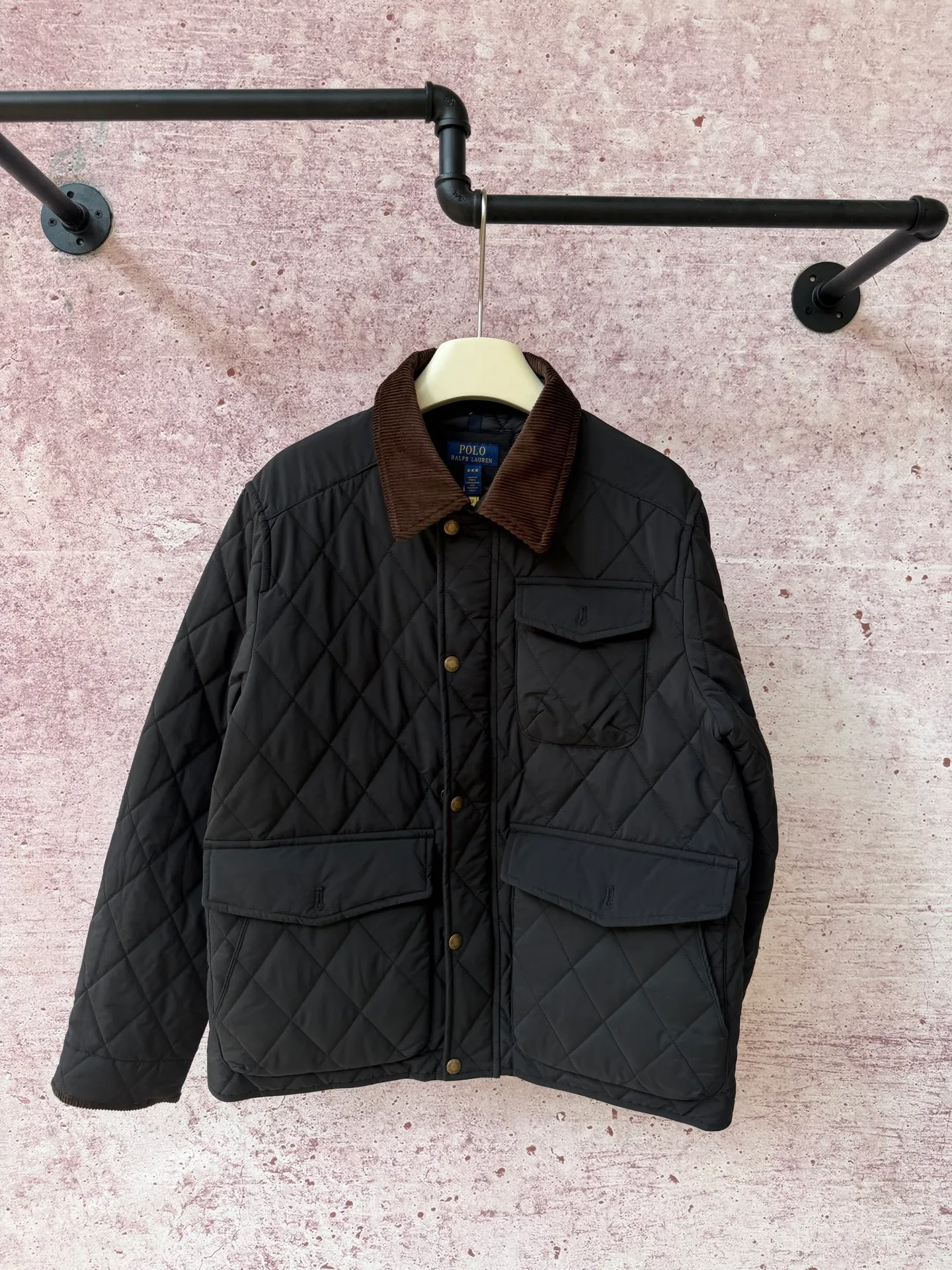 P430 Raff's new rhombus plaid workwear cotton jacket, customized hardware accessories, fine workmanship inside and outside to maintain the original details, simple version, old money style, casual matching, workmanship details restored, diamond grid stitching inside and outside fixed, collar and cuffs with corduroy to add matching attributes, shoulder chapters highlight the brand tonality, hem slit snap design is more matching attributes, full of details
